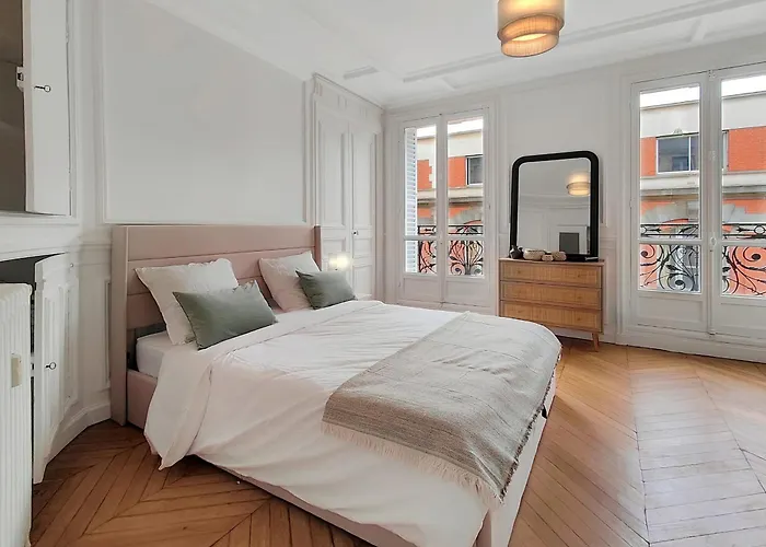 Amazing Refurbished Flat In V Paryż
