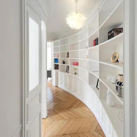 Amazing Refurbished Flat In V 아파트 *