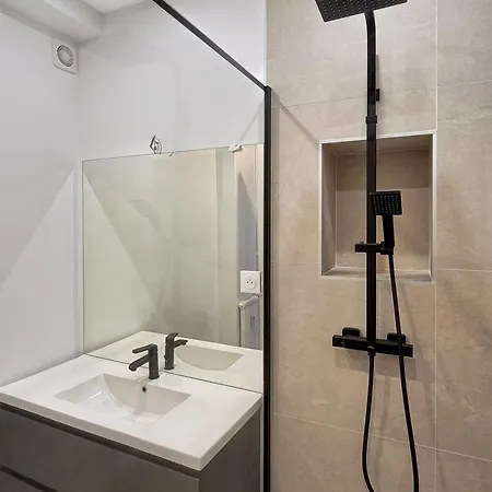 Amazing Refurbished Flat In V 아파트