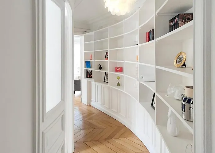 Amazing Refurbished Flat In V דירה *