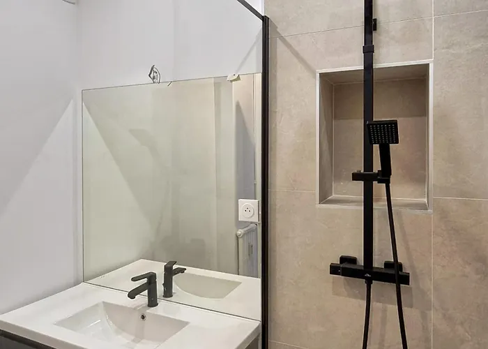 Amazing Refurbished Flat In V דירה