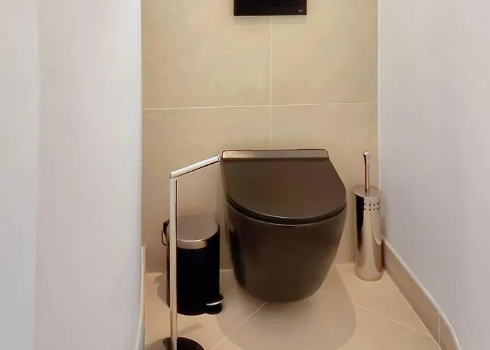 Amazing Refurbished Flat In V דירה פריז